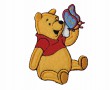 Een Winnie the Pooh applicatie,  met een afmeting van  8 x 6 cm.   Opstrijkbaar Winnie zittend met een vlinder