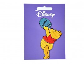 Winnie the Pooh  applicatie. Winnii the Pooh drinkt uit honingpot. Een opstrijkbare applicatie. 8,5 x 4,5 cm.