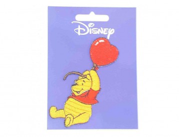 Een Winnie the Pooh applicatie,  met een afmeting van  9 x 4 cm.   Opstrijkbaar. Winnie hangend aan ballon.