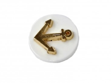 Ankerknoop op steeltje van kunststof. Witte knoop met een goudkleurig anker. 12 mm doorsnee