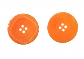 Grote knoop 4 gaats. Oranje, iets gemeleerd. Doorsnee: 44 mm. Ronde kunststof knoop met vierkante groef, met afgeronde hoeken.