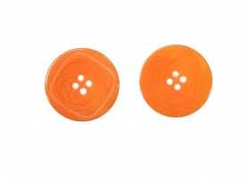 Grote knoop 4 gaats. Oranje, iets gemeleerd. Doorsnee: 38 mm. Ronde kunststof knoop met vierkante groef, met afgeronde hoeken.