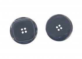 Grote knoop 4 gaats  Zwart,  Doorsnee: 44 mm Ronde kunststof knoop met een vierkante groef, met afgeronde hoeken.