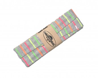 Biaisband gestreept. Lichtgrijs gemeleerd met fluor strepen. 3 mtr. 2 cm breed. 96 % viscose en 6 % elastan