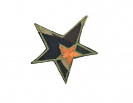 Een opstrijkbare legerapplicatie van 6 x6 cm. Bruin en groentinten met oranje sterretje en groene rand