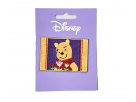 Winnie de Pooh applicatie   Rechthoek. Winnie glimlachend met 3 bloemen  6.5 x 4.5  Opstrijkbaar