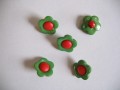 Kinder bloemknoop Groen met rood hart 15mm  kbk49