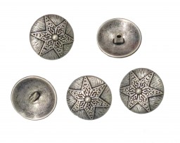 Metalen cosplay knoop Op een steeltje met 6 puntige ster.  Oudzilverkleurig en bewerkt.  Doorsnee: 25 mm.