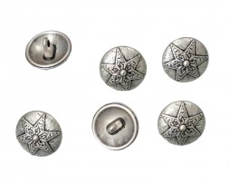 Metalen cosplay knoop op een steeltje met 6 puntige ster. Oudzilverkleurig en bewerkt.  Doorsnee: 18 mm.