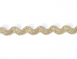 Zigzagband goudkleurig  Breedte ongeveer 10 mm. (Gemeten aan de buitenkant van de boogjes)  Het band is ongeveer 6 mm breed.