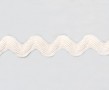Zigzagband creme  Breedte ongeveer 12 mm. (Gemeten aan de buitenkant van de boogjes)  De golf is ongeveer 6 mm breed.  