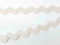 Zigzagband creme  Breedte ongeveer 12 mm. (Gemeten aan de buitenkant van de boogjes)  De golf is ongeveer 6 mm breed.  