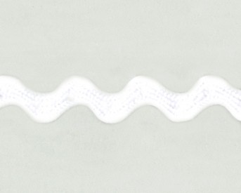 Zigzagband wit.  Breedte ongeveer 9 mm. (Gemeten aan de buitenkant van de boogjes)  Het band is ongeveer 4 mm breed.  100% pes