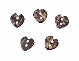 Hartvormige kokosknoop.  Doorsnee ongeveer 12,5 mm  2 gaten knoop
