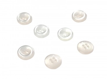 Kunststof knoop 4-gaats met een dikke rand  Doorsnee 10mm, dikte 3mm  Offwhite., iets doorschijnend