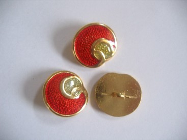 Goudkleurige metalen damesknoop, rode knoop met zilveren glitter. Doorsnee 22 mm.