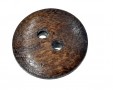 Houten knoop, glad, 2gaats  Donkerbruin.  Doorsnee 16 mm.  Deze knopen zijn allemaal verschillend en worden per stuk verkocht