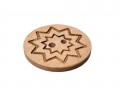 Houten knoop met een ingebrand ster motief  Doorsnee 20 mm.  2 gaten  Elke knoop is uniek, geen knoop is hetzelfde.