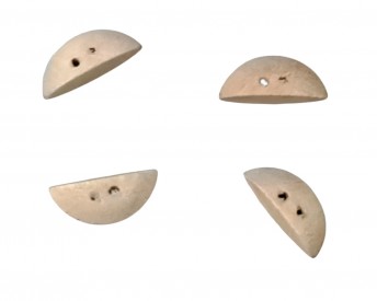 Een halve houten knoop van 18 x 8 mm.  2 gaats