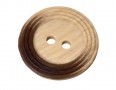 Houten knoop met cirkels bij de rand en een bruine vlek  2 gaats  Doorsnee 20 mm  Elke knoop is uniek, geen knoop is hetzelfde.