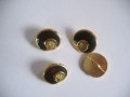 Goudkleurige metalen donkerbruine damesknoop met zilveren glitter. Doorsnee 15 mm.
