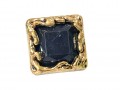 Diamant knoop. Vierkant op een steeltje  Een zwart/gouden knoop van kunststof.  Afmeting ongeveer 20 x 20 mm.