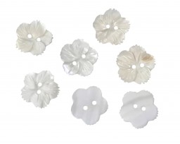 Parelmoer knoop in een bloemvorm  2 gaten  Ivoorkleur  Doorsnee 18 mm