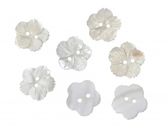 Parelmoer knoop in een bloemvorm  2 gaten  Ivoorkleur  Doorsnee 18 mm