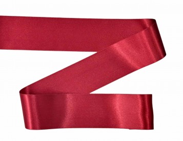 Warm rood satijnlint dubbelzijdig van 50 mm. breed.