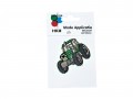 Applicatie van een groene tractor  Deze is opstrijkbaar  Afmetingen ongeveer 6,5 cm x 5,5 cm.