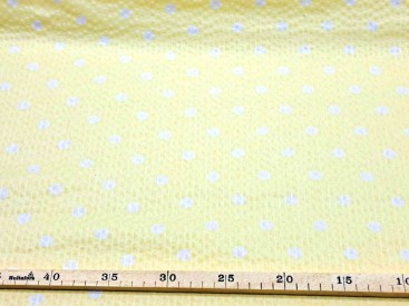 Zachtgele seersucker katoen met stip.  De stipjes zijn ongeveer 1 cm doorsnee  50% katoen/50% polyester  1.10 mtr.breed