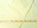 Zachtgele seersucker katoen met stip.  De stipjes zijn ongeveer 1 cm doorsnee  50% katoen/50% polyester  1.10 mtr.breed