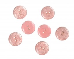 Een glanzende gemeleerde kunststof knoop  Roze  Doorsnee ongeveer 15 mm  2 gaats  Kan aan beide zijden worden verwerkt