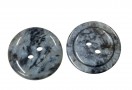 Een kunststof knoop met een doorsnee van 18 mm.  Donkerblauw glanzend gemeleerd met een cirkel  2 gaats
