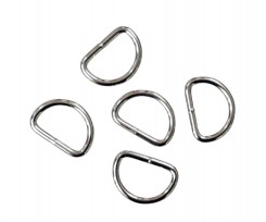 D-ring zilverkleurig metaal. Aan de binnenkant gemeten ongeveer 21 mm  Afmetingen ongeveer 26 x 18 mm  Dikte ongeveer 2,6 mm