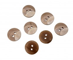 Kunststof knoop met 2 gaten  Drie kleuren zand in drie laagjes.  Doorsnee ongeveer 12,5 mm  Knopen worden per stuk verkocht.