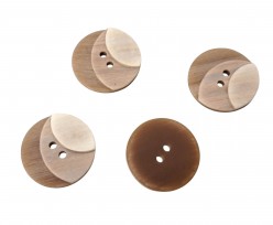 Kunststof knoop met 2 gaten. Drie kleuren zand in drie laagjes.  Doorsnee ongeveer 20 mm
