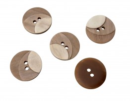 Kunststof knoop met 2 gaten  Drie kleuren zand in drie laagjes.  Doorsnee ongeveer 18 mm  Knopen worden per stuk verkocht.