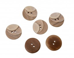 Kunststof knoop met 2 gaten  Drie kleuren zand in drie laagjes.  Doorsnee ongeveer 15 mm  Knopen worden per stuk verkocht.