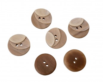 Kunststof knoop met 2 gaten  Drie kleuren zand in drie laagjes.  Doorsnee ongeveer 15 mm  Knopen worden per stuk verkocht.
