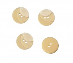 Kunststof knoop met 2 gaten  Drie kleuren creme in drie laagjes.  Doorsnee ongeveer 20 mm  Knopen worden per stuk verkocht.
