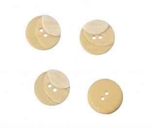 Kunststof knoop met 2 gaten  Drie kleuren creme in drie laagjes.  Doorsnee ongeveer 20 mm  Knopen worden per stuk verkocht.
