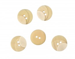 Kunststof knoop met 2 gaten  Drie kleuren zand in drie laagjes.  Doorsnee ongeveer 18 mm  Knopen worden per stuk verkocht.