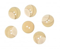 Kunststof knoop met 2 gaten  Drie kleuren zand in drie laagjes.  Doorsnee ongeveer 15 mm  Knopen worden per stuk verkocht.