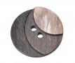 Kunststof knoop met 2 gaten  Drie kleuren bruin/grijs in drie laagjes.  Doorsnee ongeveer 15 mm  Knopen worden per stuk verkocht