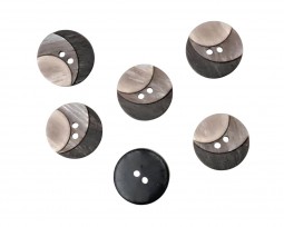 Kunststof knoop met 2 gaten  Drie kleuren bruin/grijs in drie laagjes.  Doorsnee ongeveer 15 mm  Knopen worden per stuk verkocht