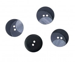Kunststof knoop met 2 gaten  Drie kleuren grijs in drie laagjes.  Doorsnee ongeveer 20 mm  Knopen worden per stuk verkocht.