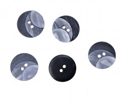 Kunststof knoop met 2 gaten  Drie kleuren grijs in drie laagjes.  Doorsnee ongeveer 18 mm  Knopen worden per stuk verkocht.