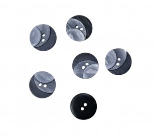 Kunststof knoop met 2 gaten  Drie kleuren grijs in drie laagjes.  Doorsnee ongeveer 12,5 mm  Knopen worden per stuk verkocht.