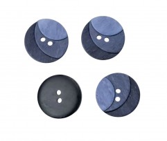 Kunststof knoop met 2 gaten  Drie kleuren donkerblauw in drie laagjes.  Doorsnee ongeveer 20 mm  Knopen worden per stuk verkocht
